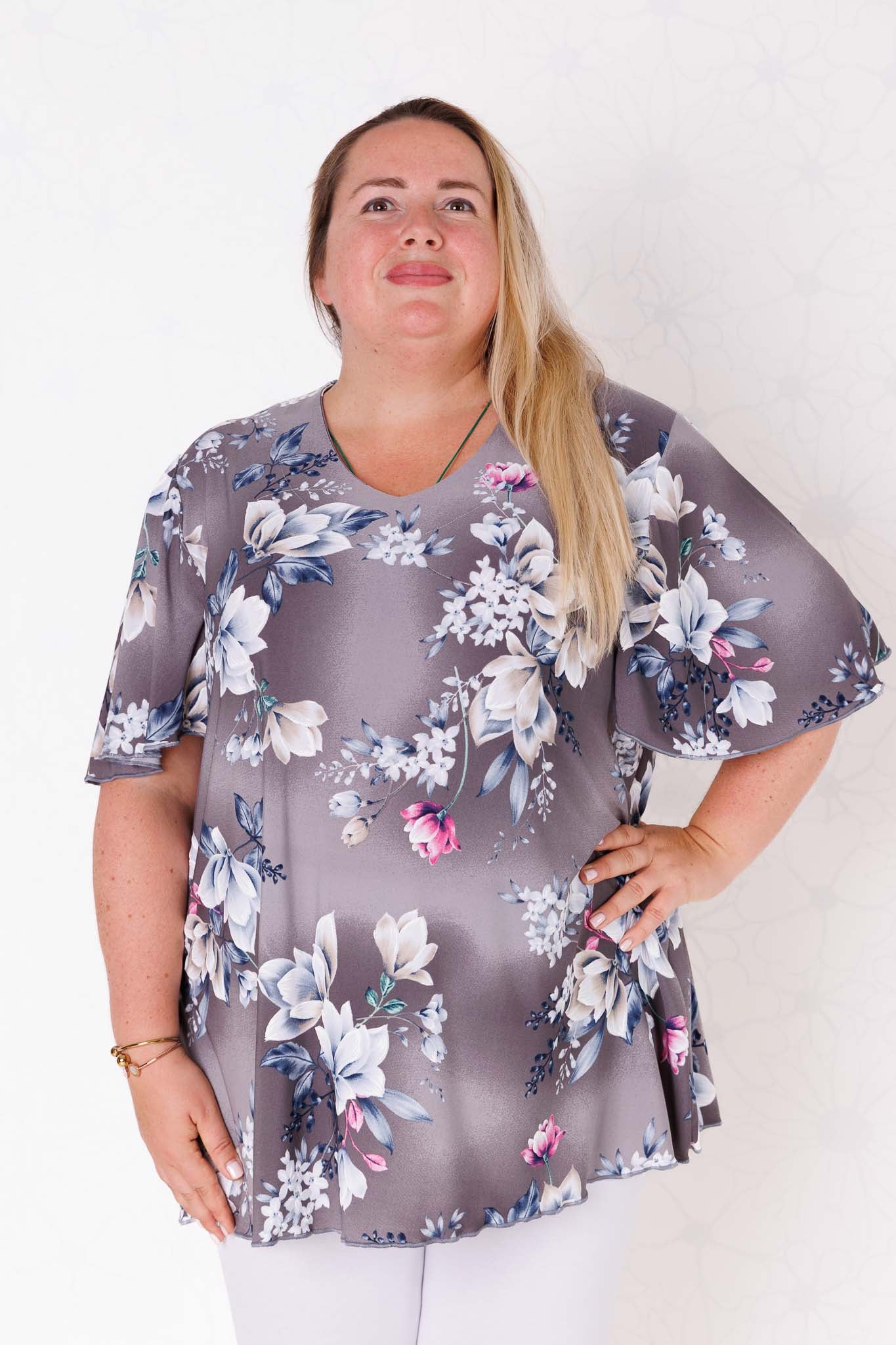 Top-Karin-witte-bloemen-grafietgrijs-80cm-travelstof