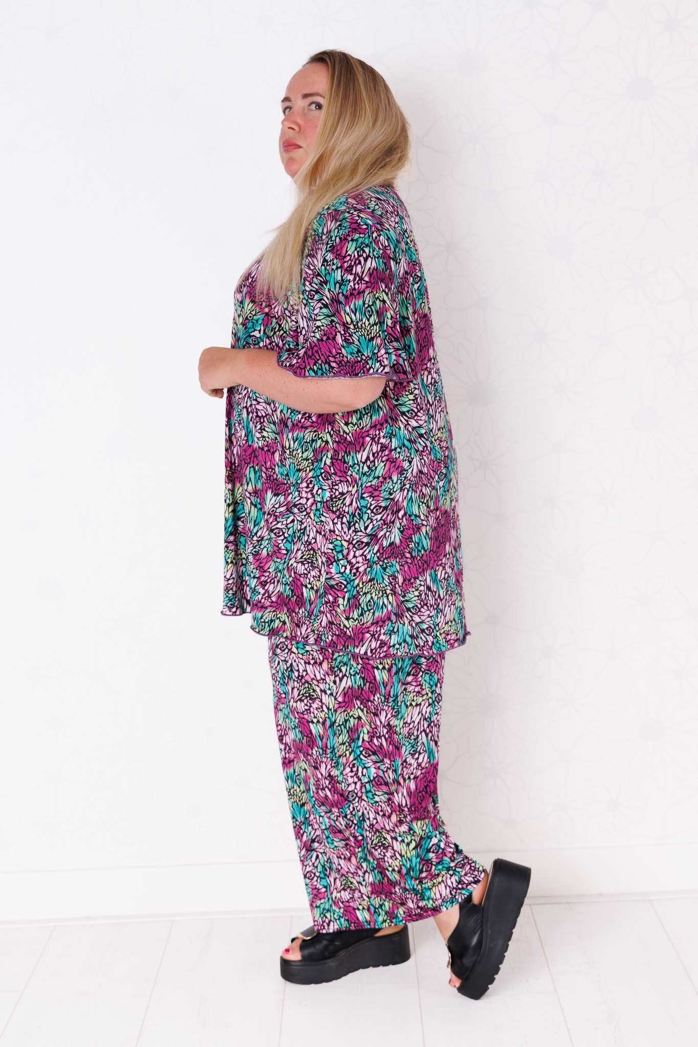 Wijde broek Judith – blaadjes paars – Venecia travelstof – binnenbeenlengte ca. 69/72 cm