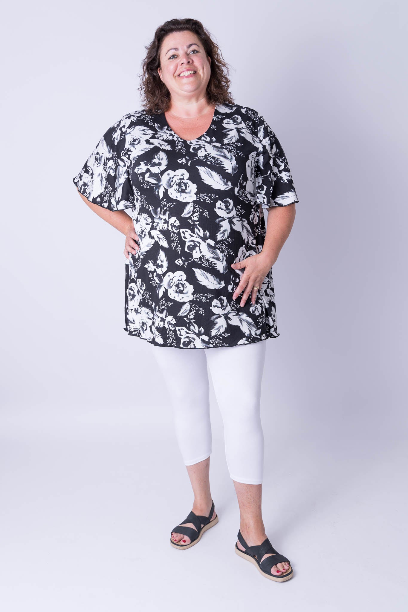 Top Karin witte bloemen en veren op zwart 90 cm viscose