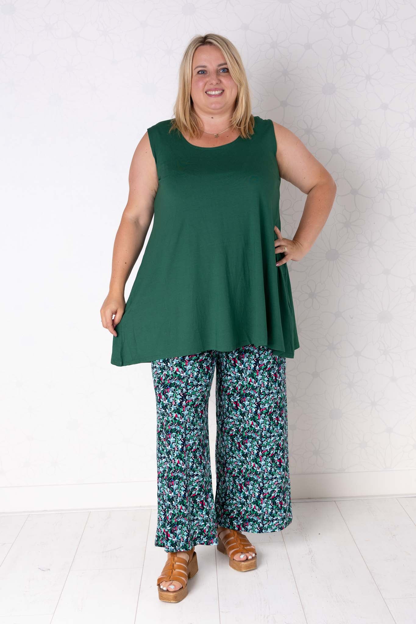 Wijde broek Judith –bloemen blaadjes turquoise groen fuchsia – viscose – binnenbeenlengte ca. 69/72 cm