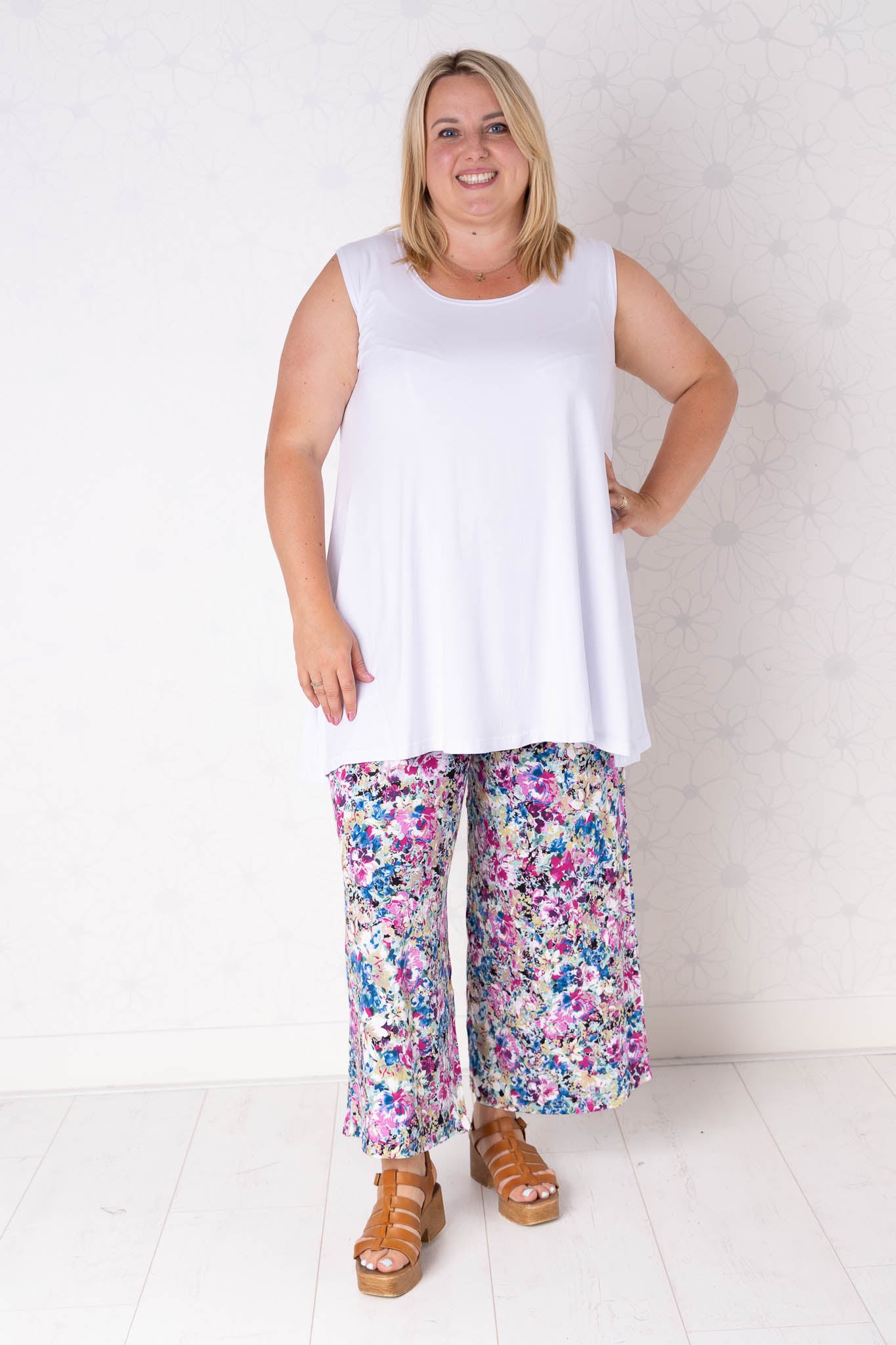 Wijde broek Judith – bloemenprint roze kobalt – viscose – binnenbeenlengte ca. 69/72 cm