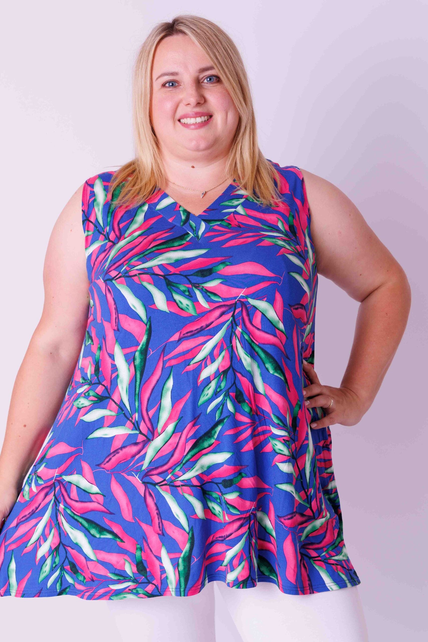 Top Ingrid, wijd mouwloos, kobalt fuchsia groene bladeren  85-90 cm viscose
