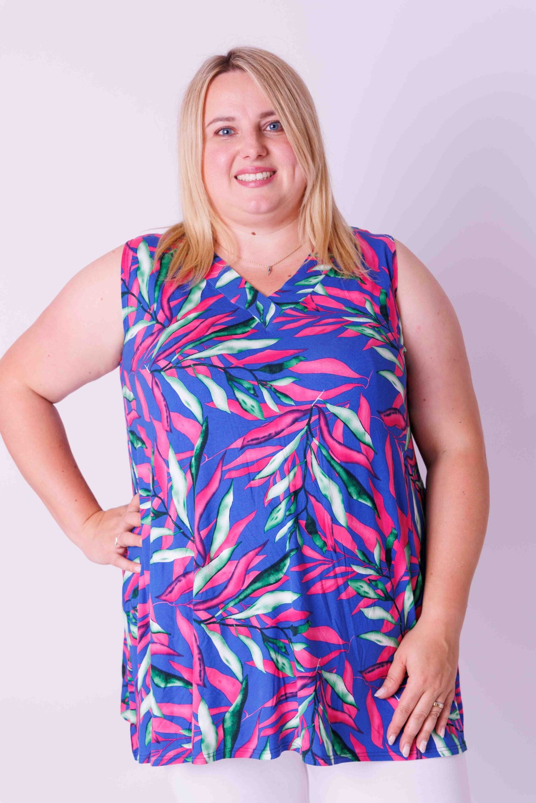 Top Ingrid, wijd mouwloos, kobalt fuchsia groene bladeren  85-90 cm viscose