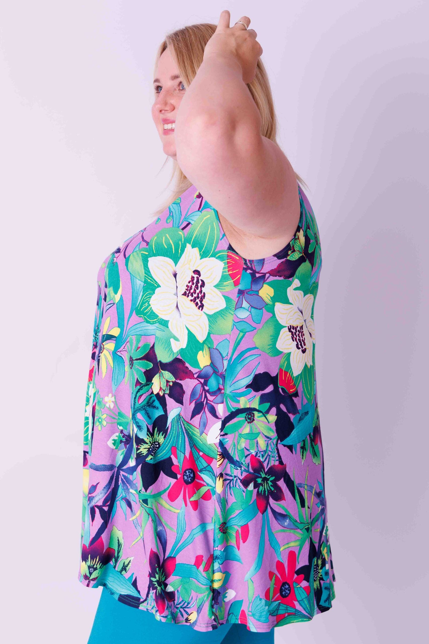 Top Ingrid, wijd mouwloos, bloemen op paars 85-90 cm viscose
