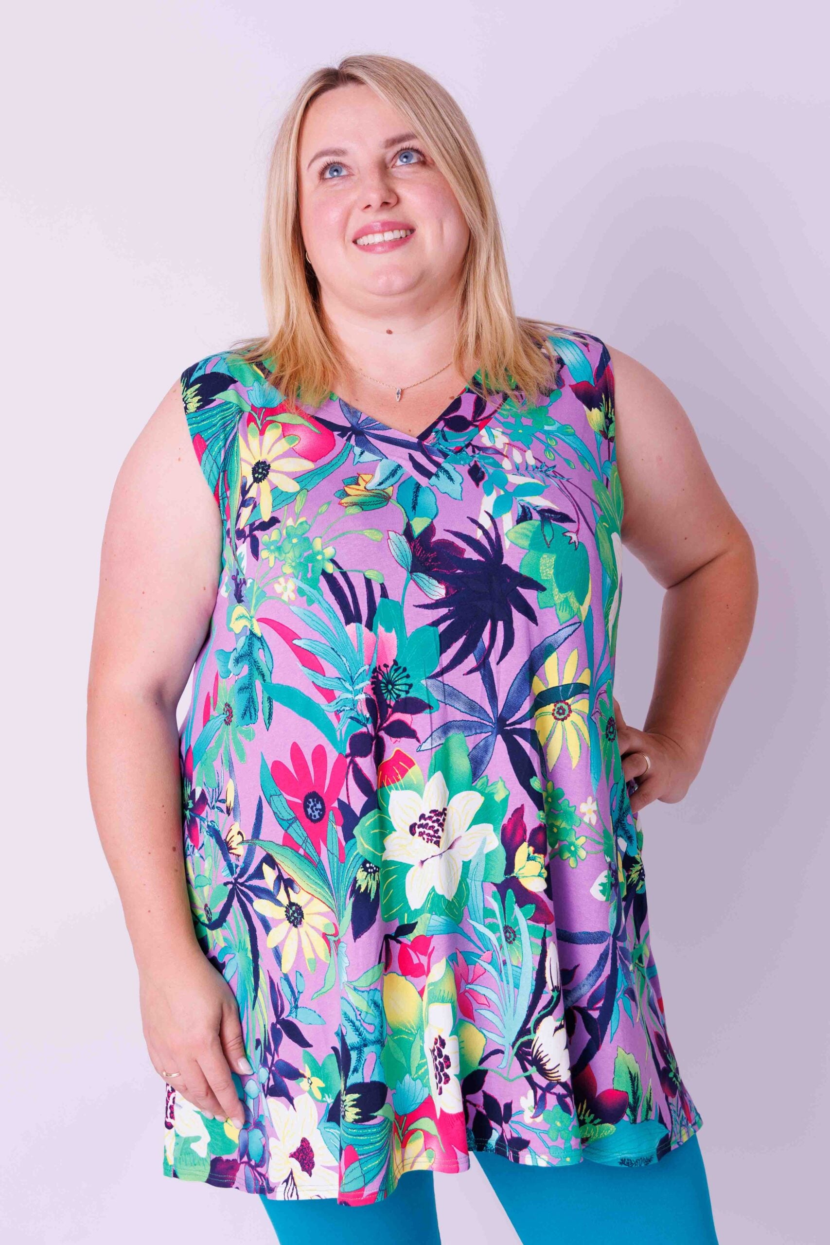 Top Ingrid, wijd mouwloos, bloemen op paars 85-90 cm viscose
