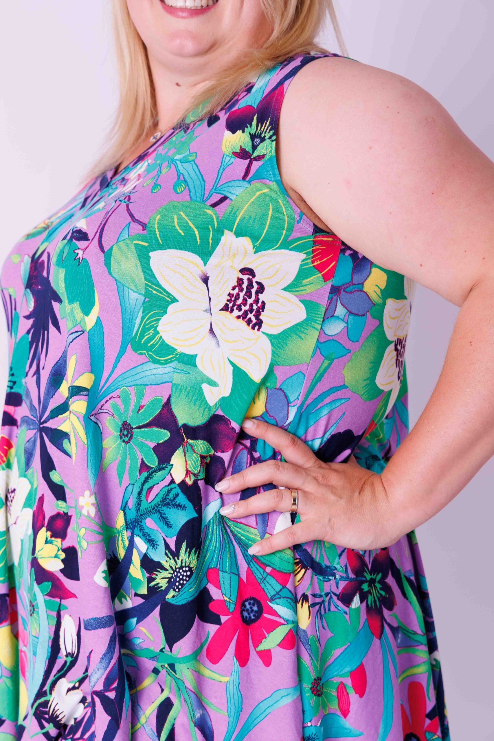 Top Ingrid, wijd mouwloos, bloemen op paars 85-90 cm viscose