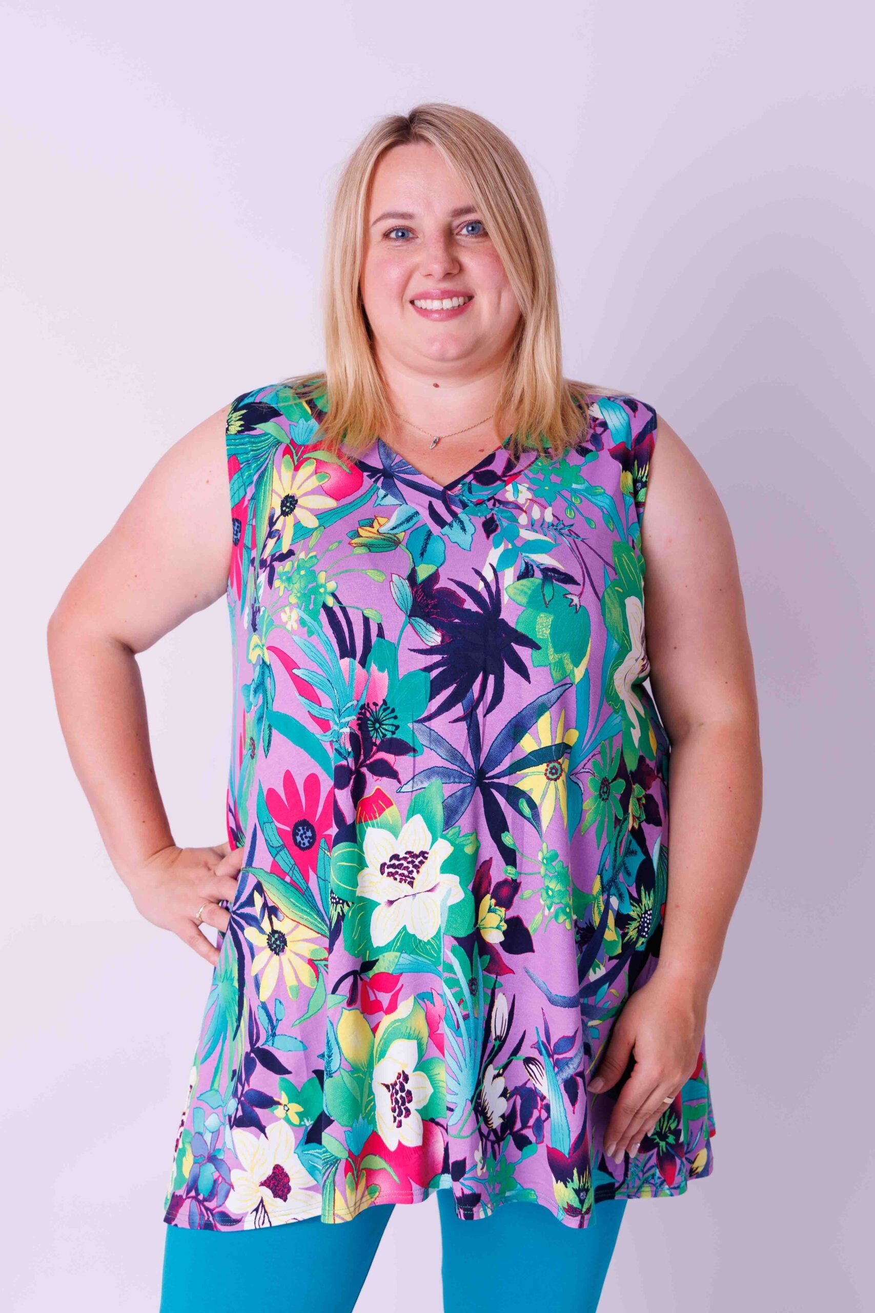 Top Ingrid, wijd mouwloos, bloemen op paars 85-90 cm viscose