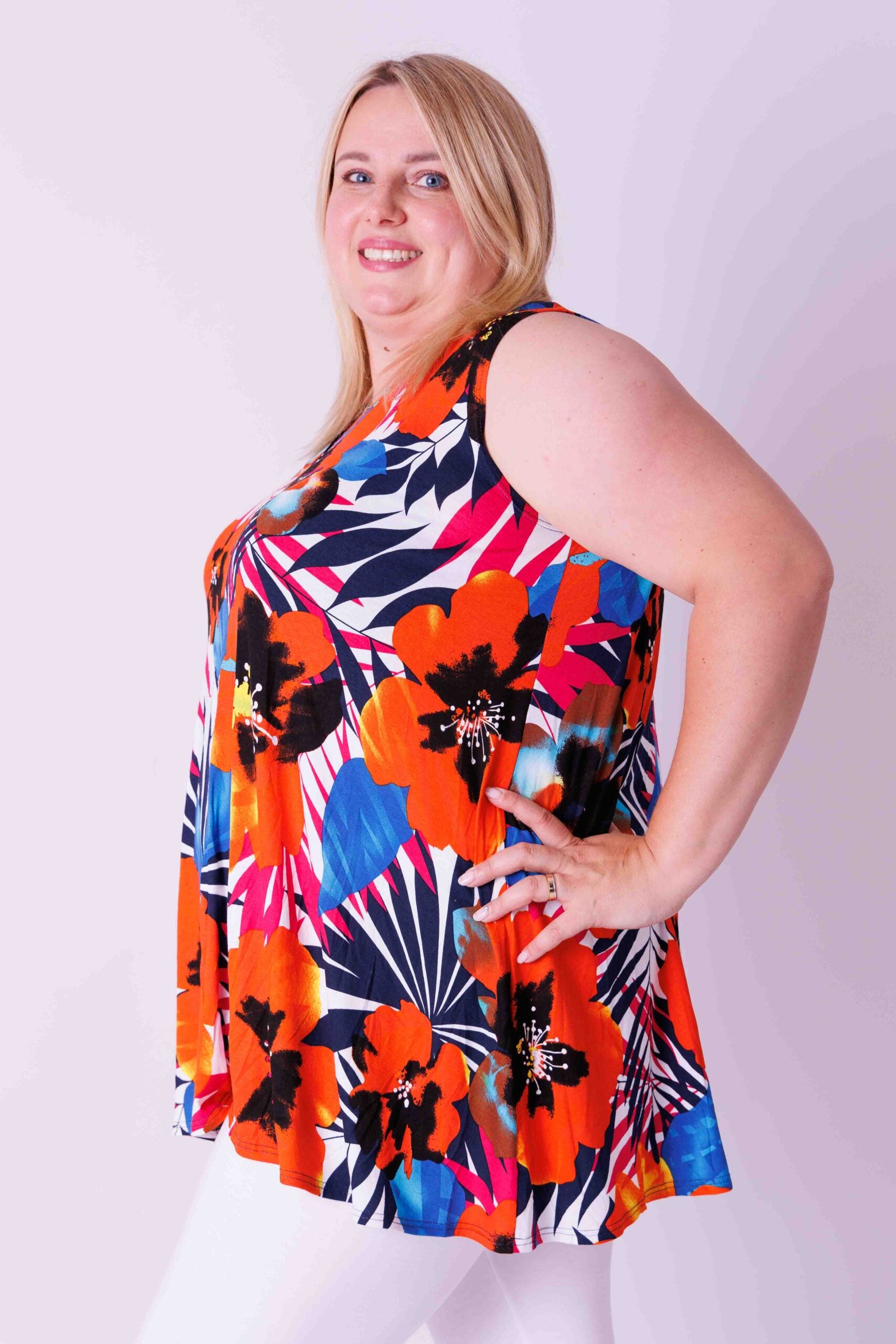 Top Ingrid, wijd mouwloos, oranje bloemen  85-90 cm viscose