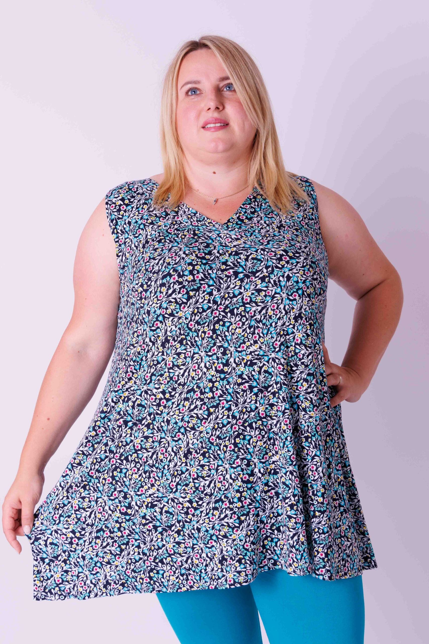 Top Ingrid, wijd mouwloos,turquoise smalle bloemen op zwart 85-90 cm viscose