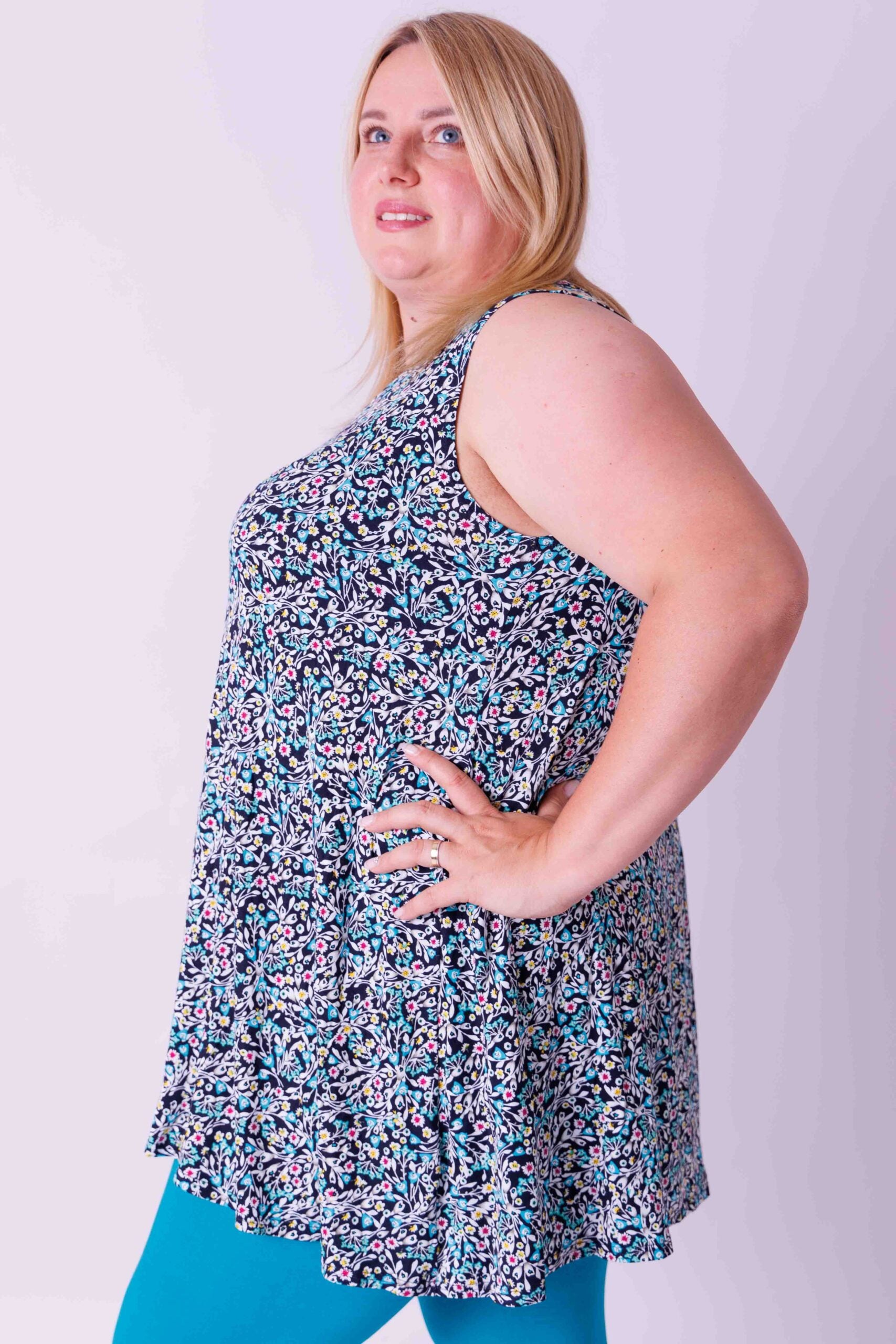 Top Ingrid, wijd mouwloos,turquoise smalle bloemen op zwart 85-90 cm viscose
