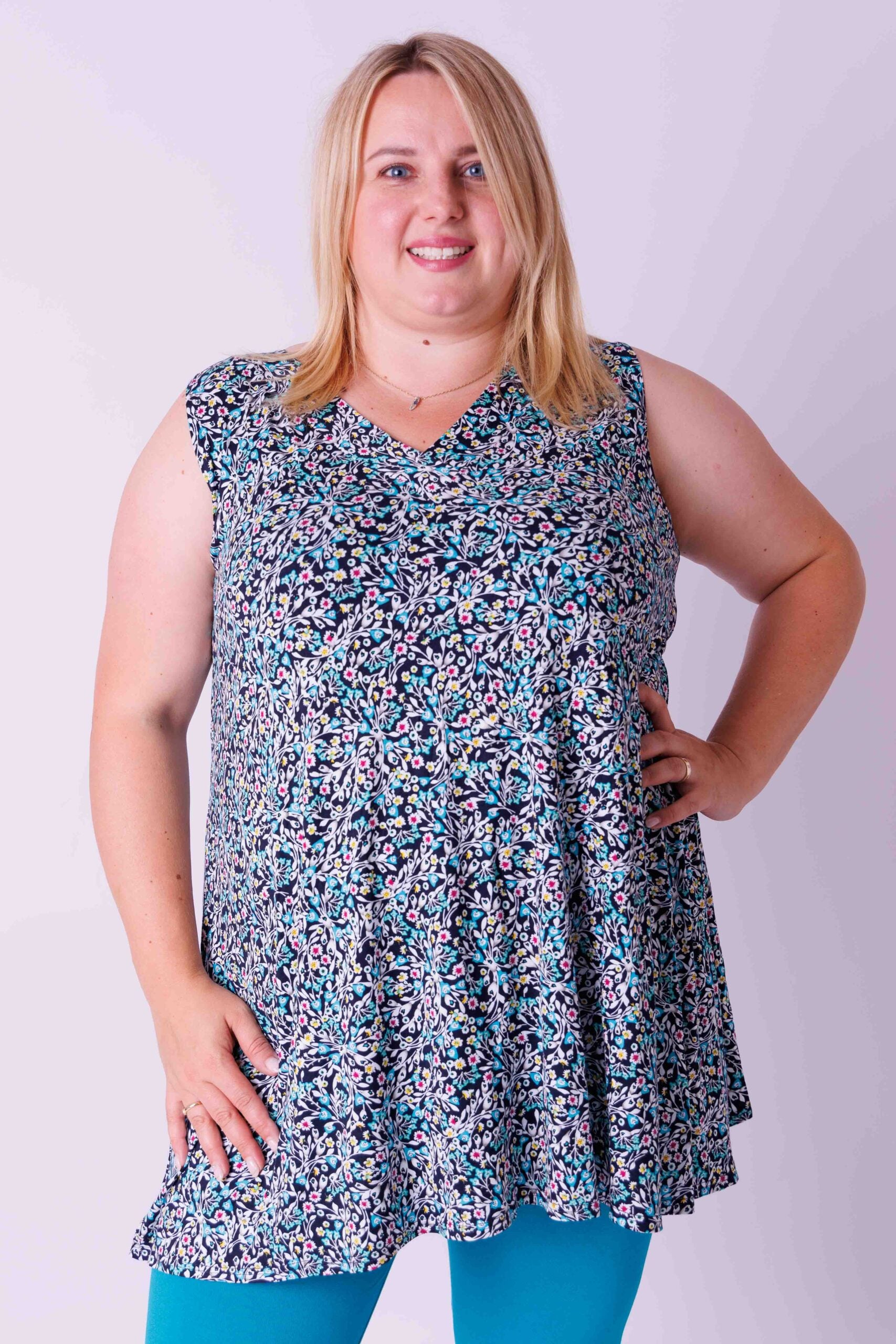 Top Ingrid, wijd mouwloos,turquoise smalle bloemen op zwart 85-90 cm viscose