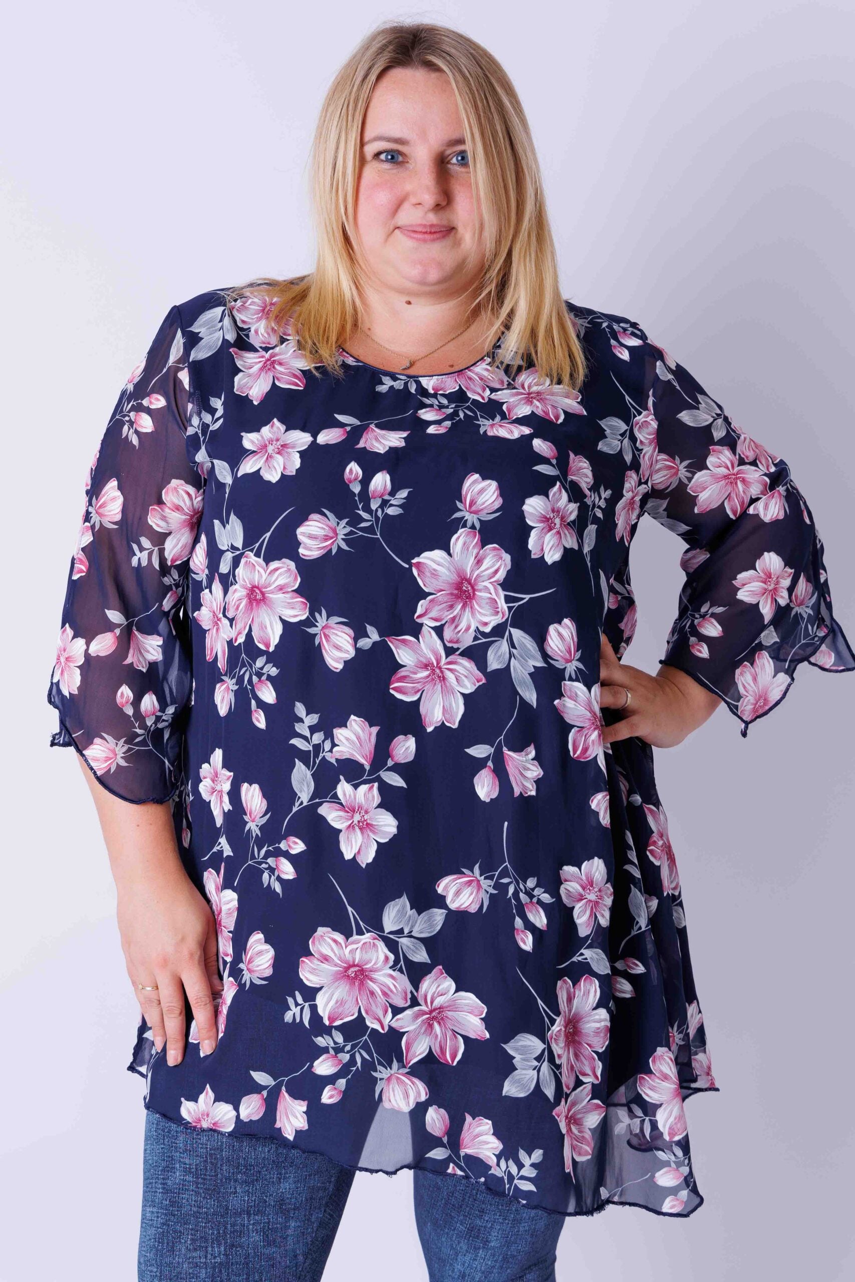 Tuniek Lotte asymmetrisch roze bloemen op donkerblauw chiffon