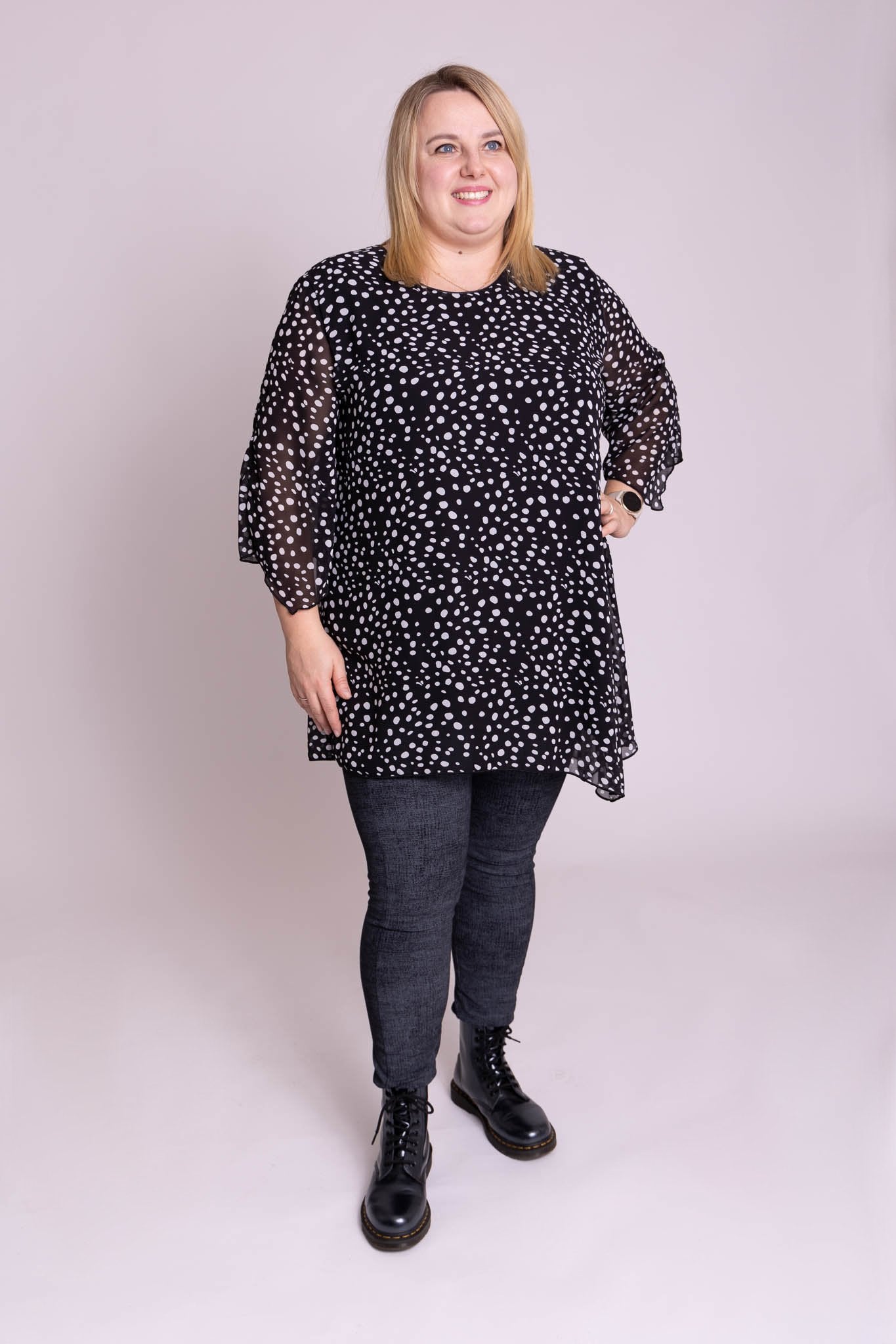 Tuniek Lotte asymmetrisch witte stippen op zwart chiffon