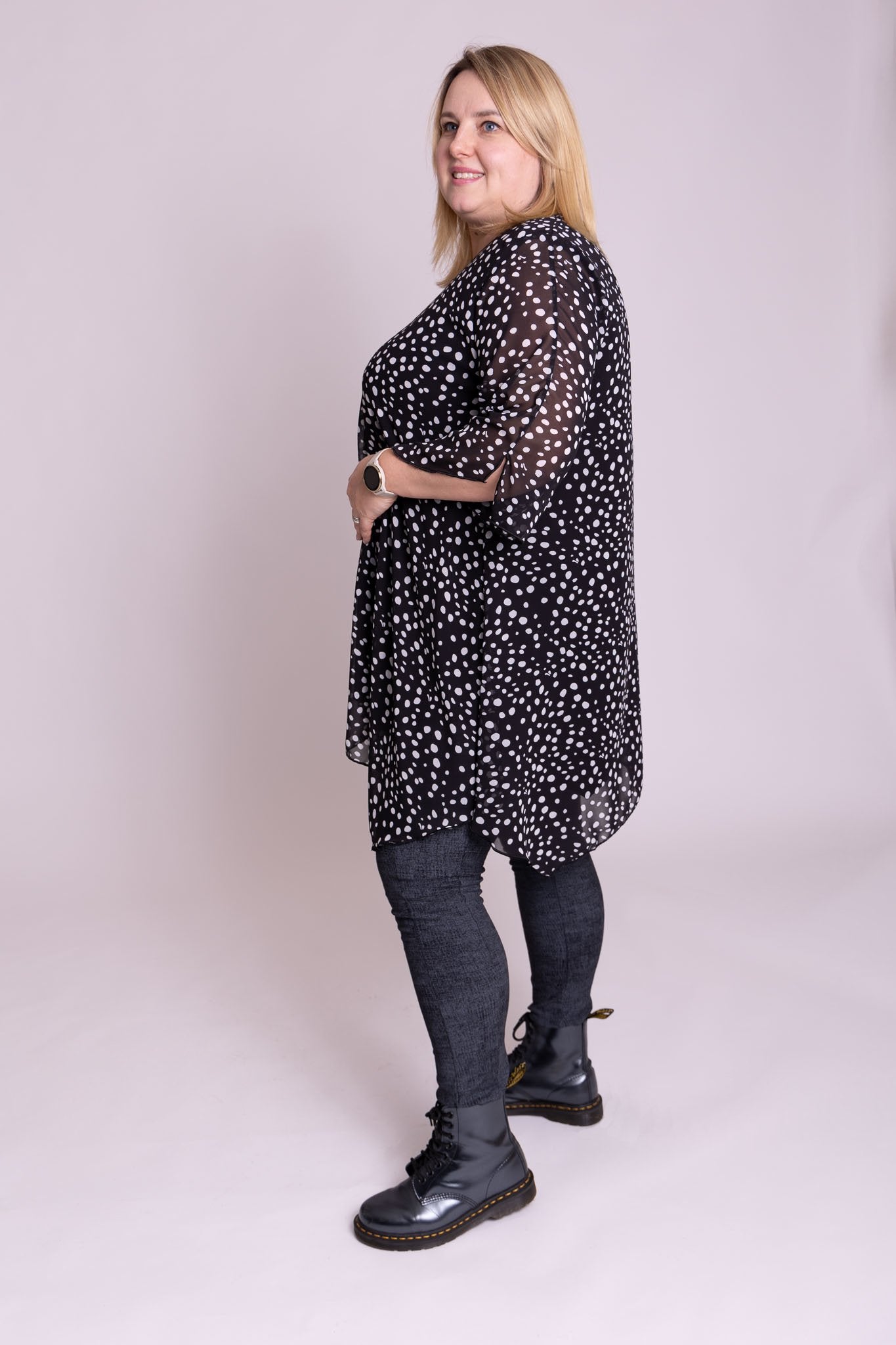 Tuniek Lotte asymmetrisch witte stippen op zwart chiffon
