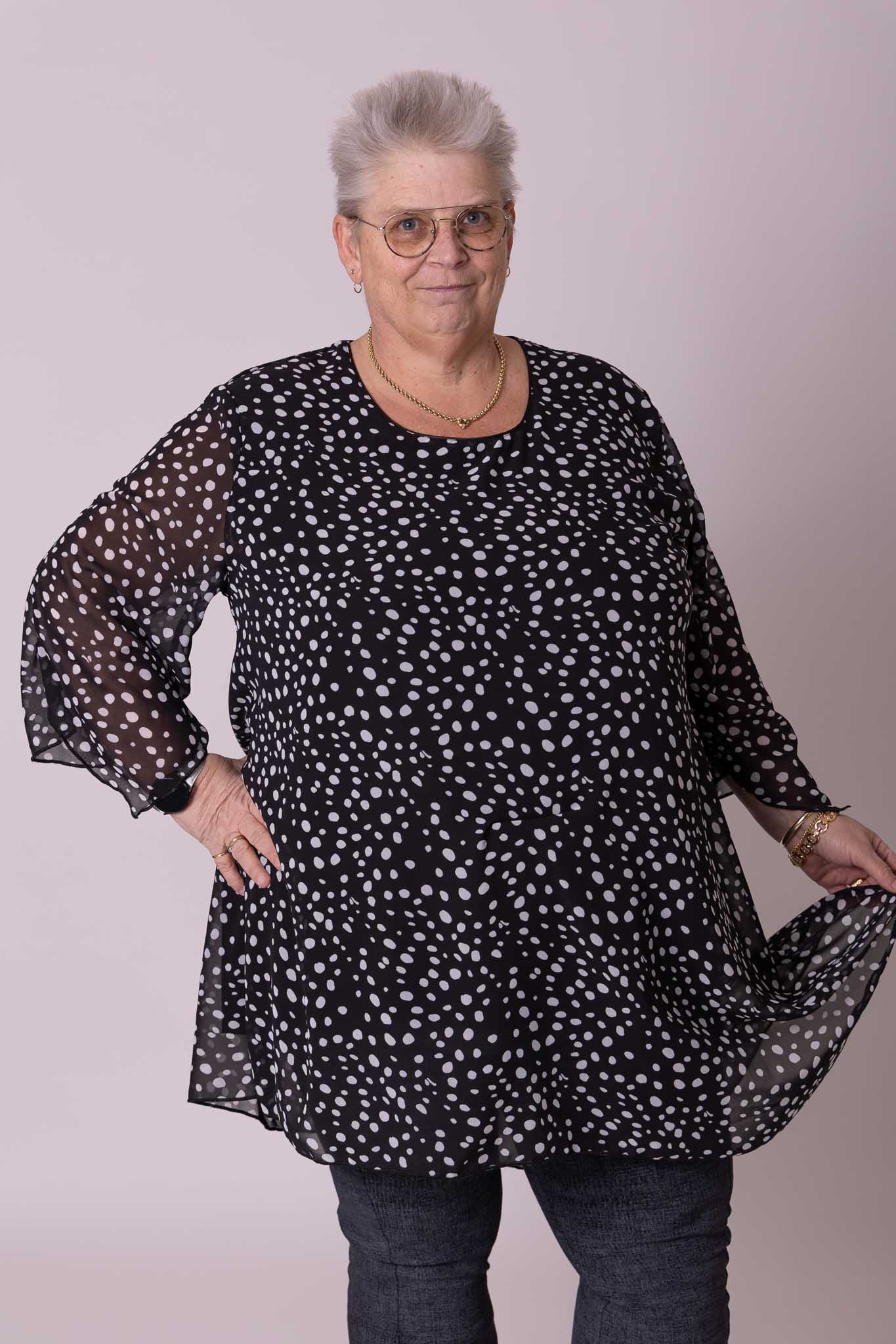 Tuniek Lotte asymmetrisch witte stippen op zwart chiffon
