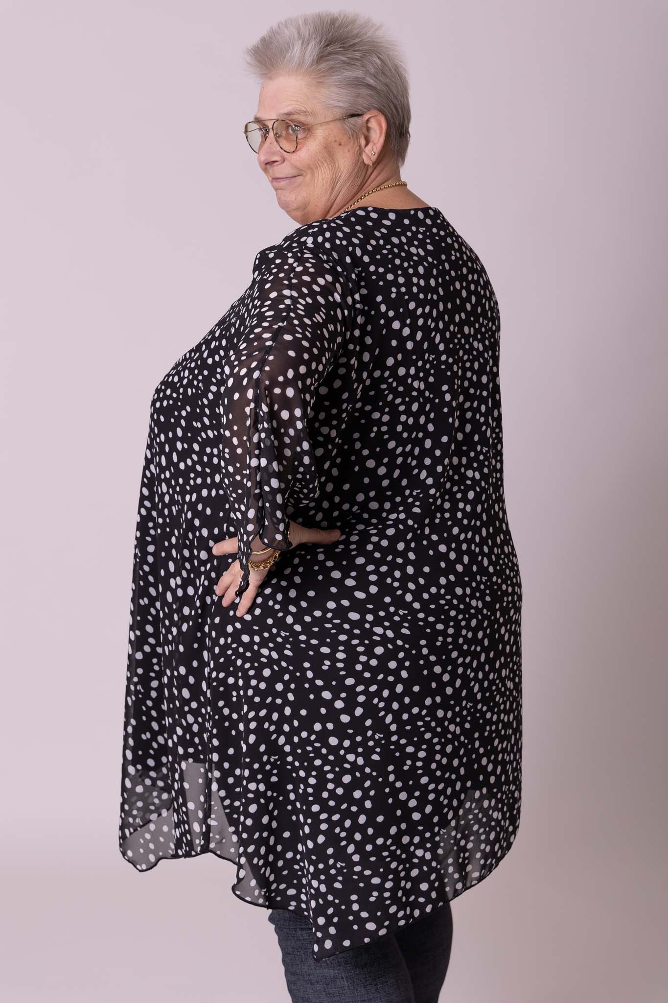 Tuniek Lotte asymmetrisch witte stippen op zwart chiffon