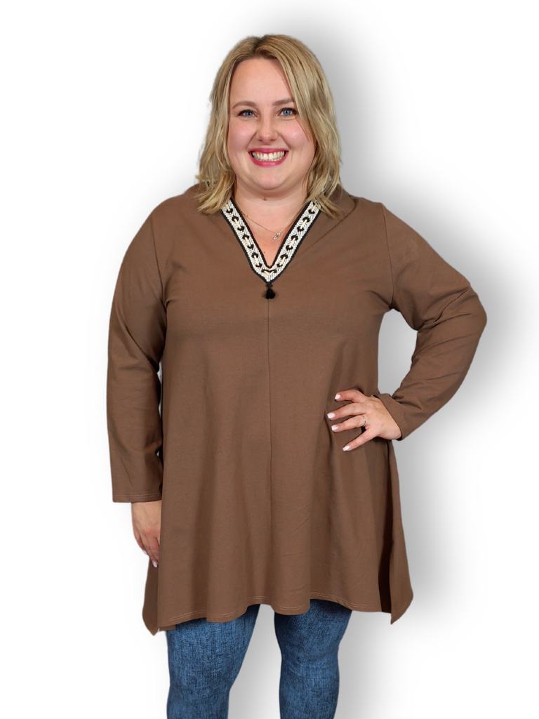 Lange tuniek met leuke V-hals met versierde bies maat maat 48-52