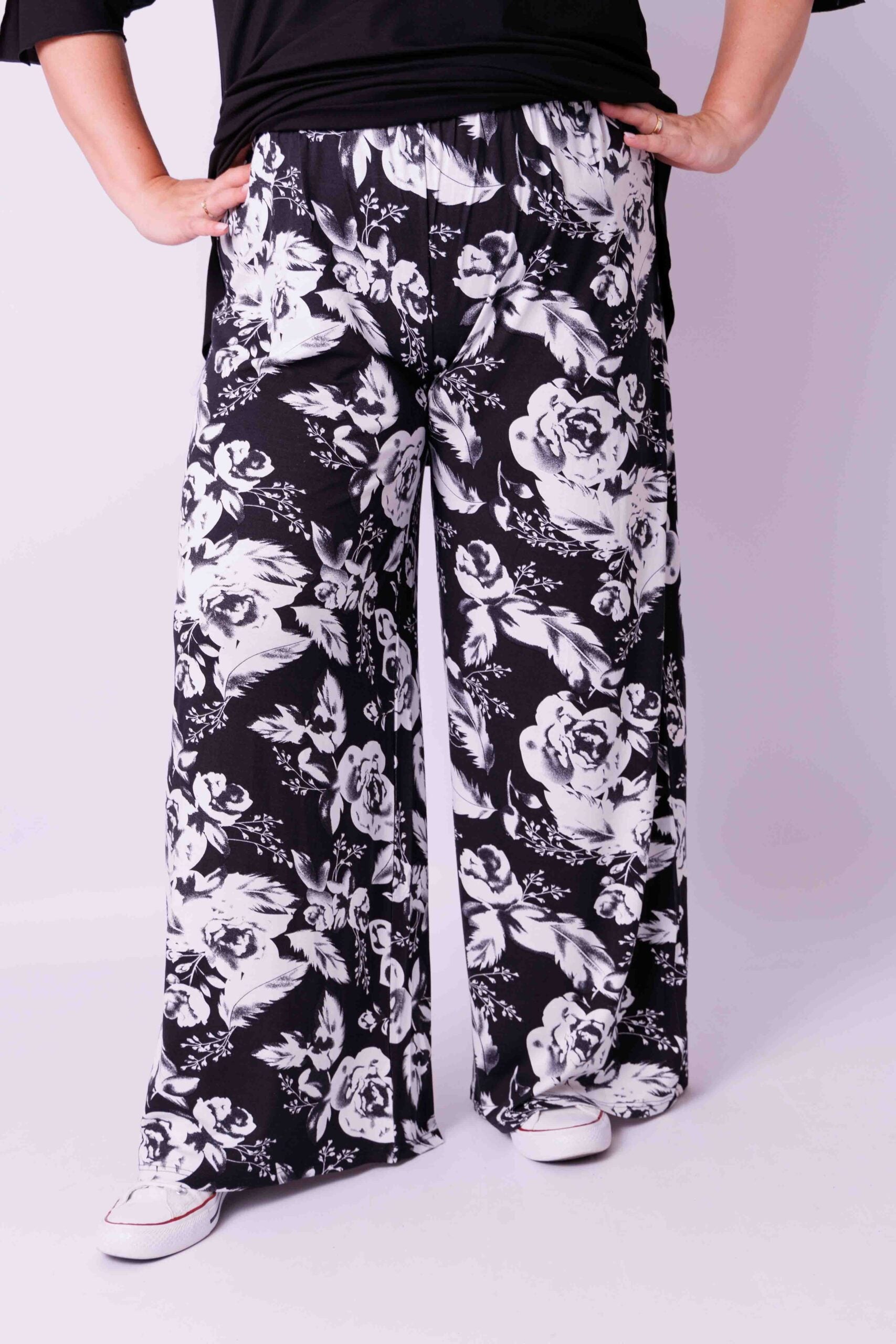 Wijde broek Judith zwart witte bloemen viscose t/m maat 64