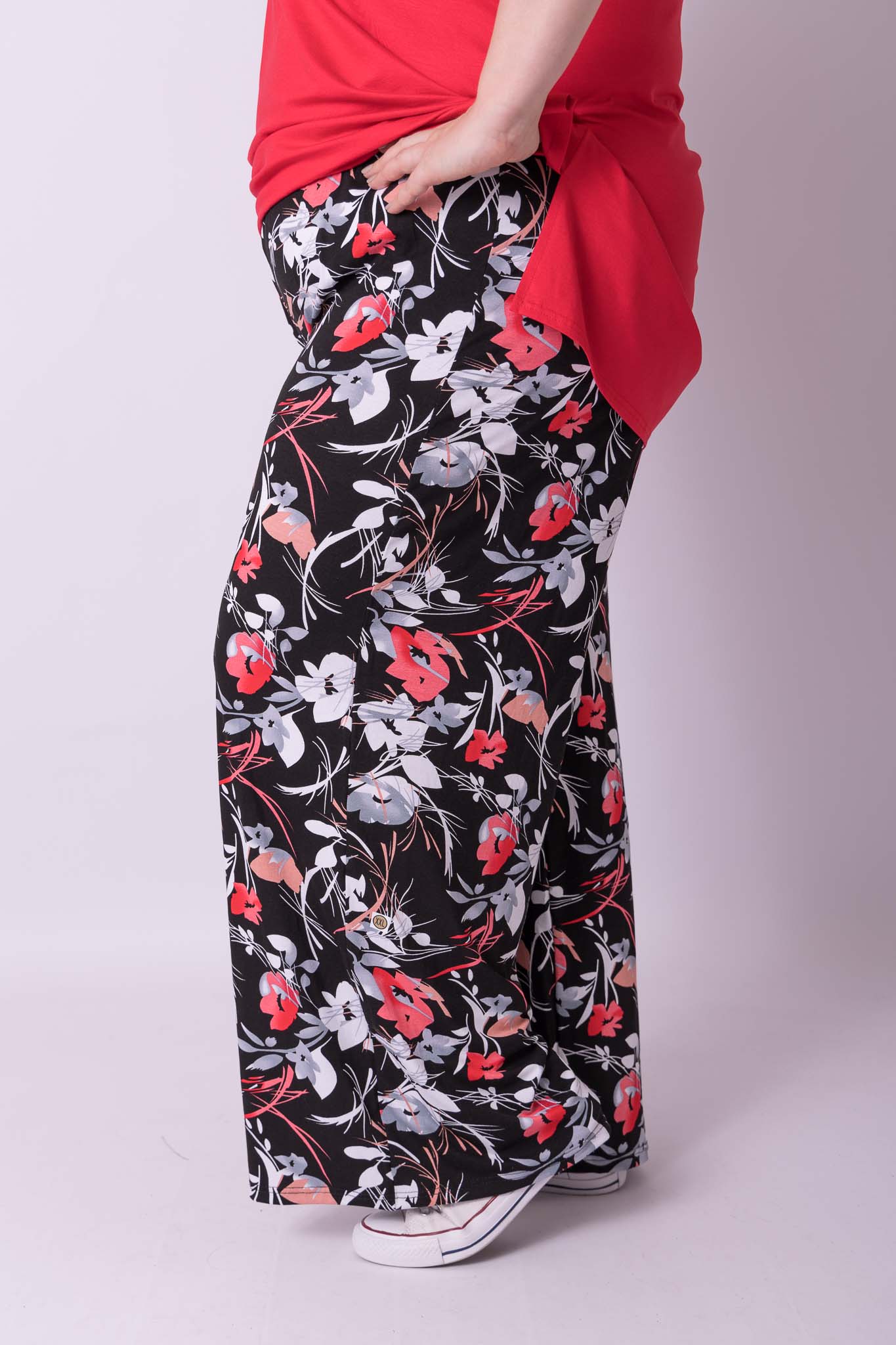 Wijde broek Judith zwart rode bloemen viscose