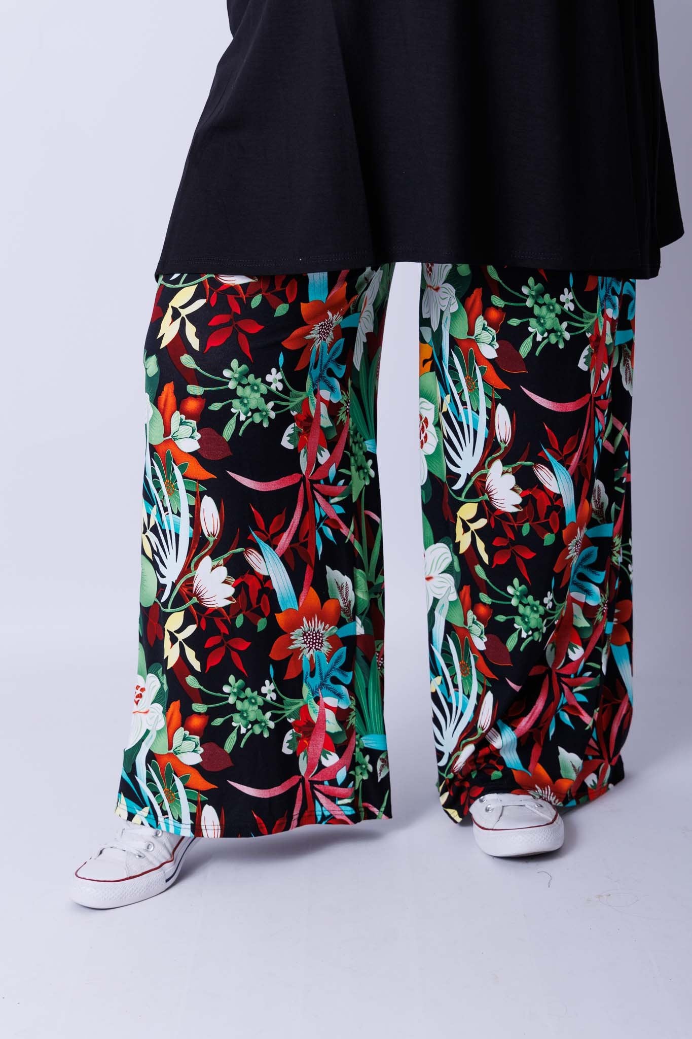 Wijde broek Judith zwart jungle stijl bloemen viscose t/m maat 64