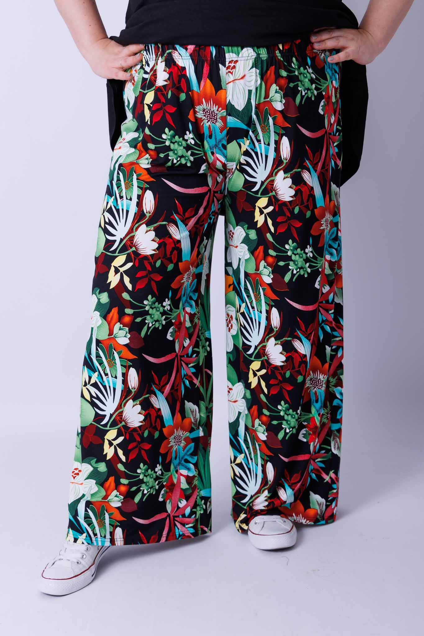 Wijde broek Judith zwart jungle stijl bloemen viscose t/m maat 64