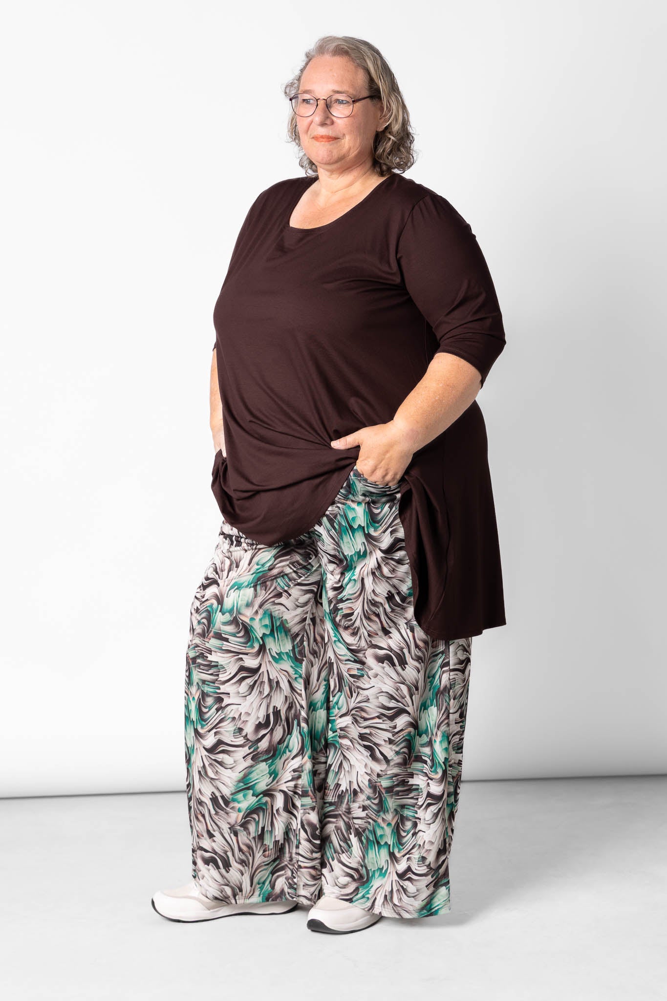 Wijde Broek Judith met Zakken | Espresso Breeze | Travelstof | binnenbeenlengte 74cm