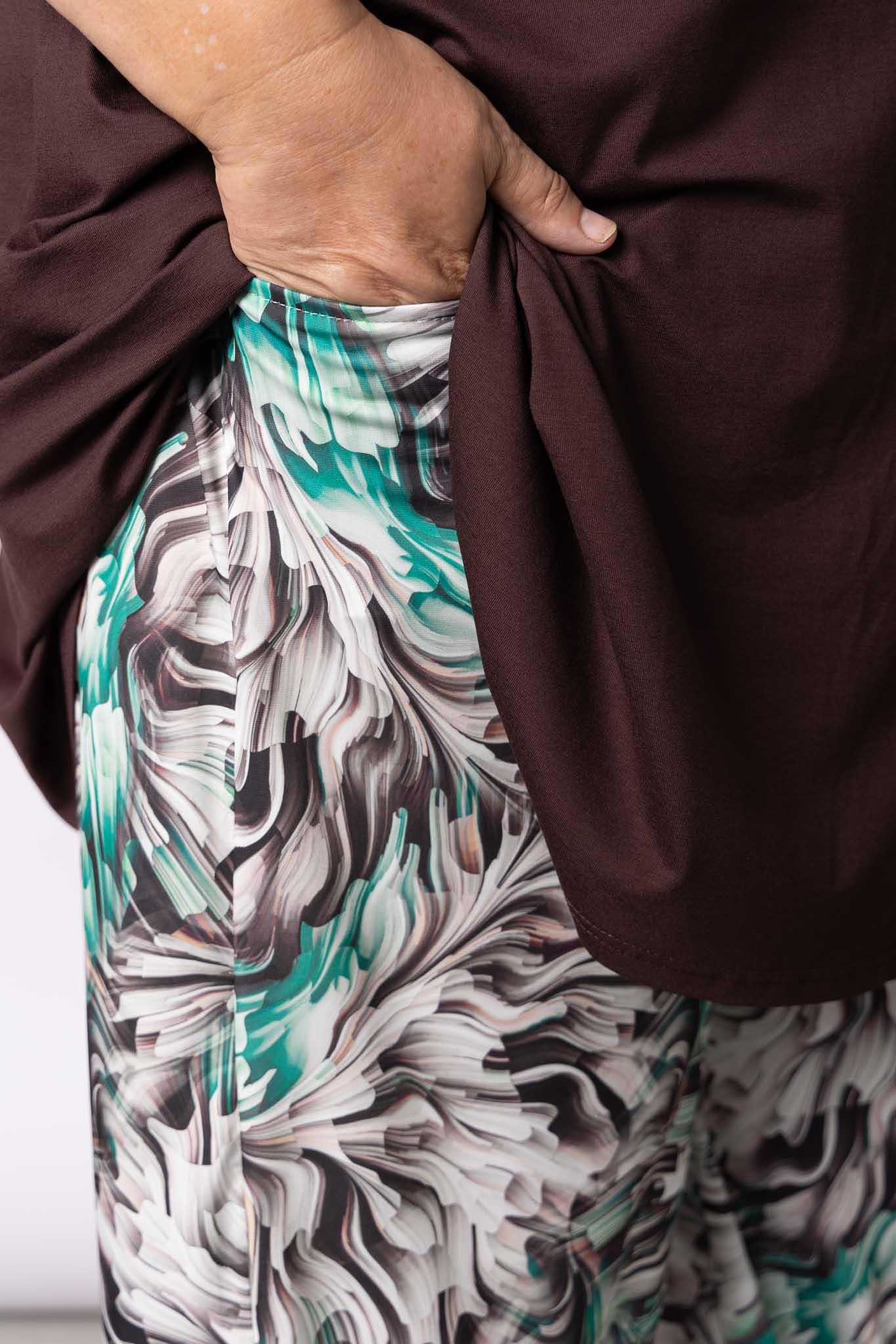 Wijde Broek Judith met Zakken | Espresso Breeze | Travelstof | binnenbeenlengte 74cm