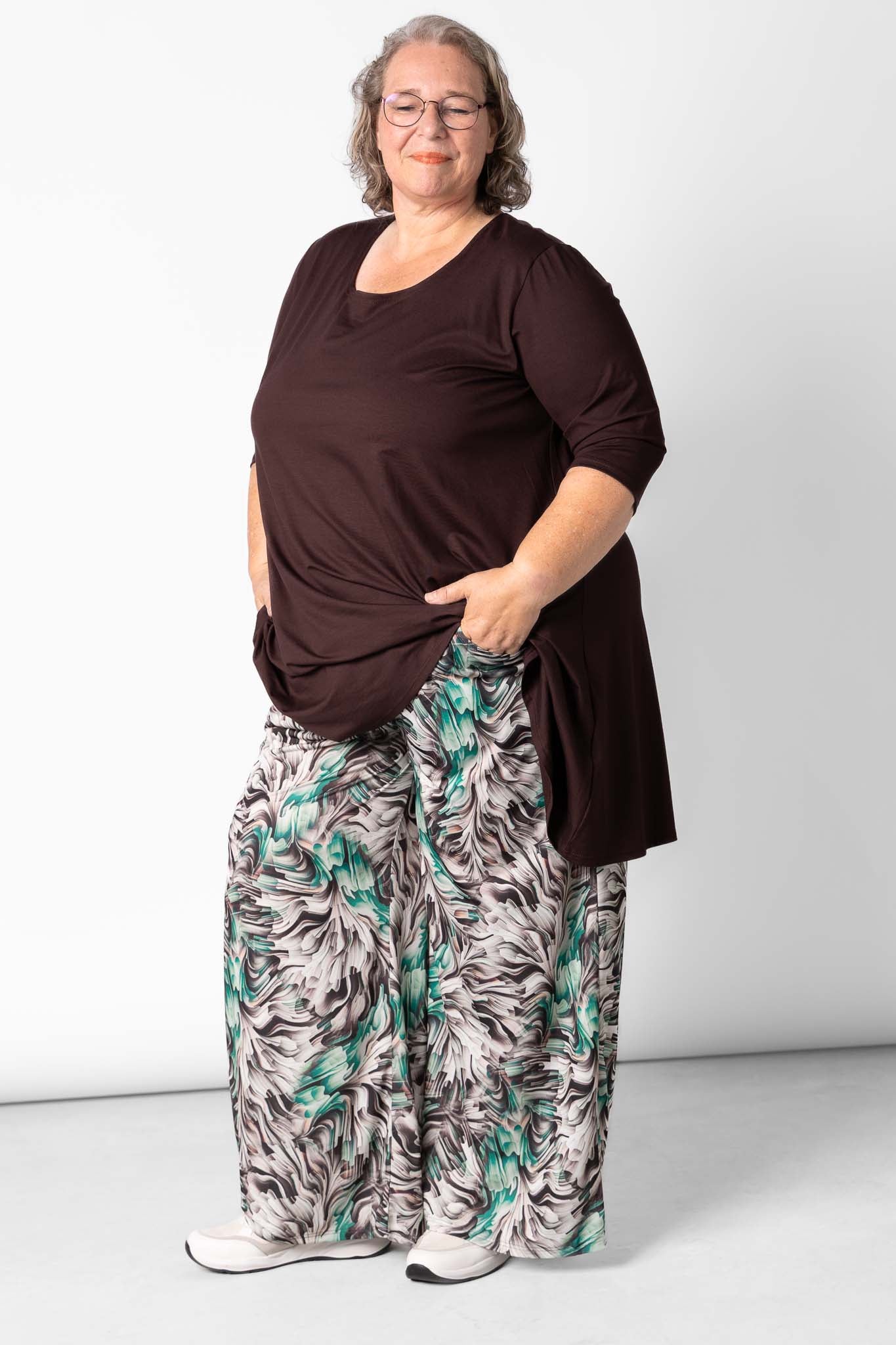 Wijde Broek Judith met Zakken | Espresso Breeze | Travelstof | binnenbeenlengte 74cm