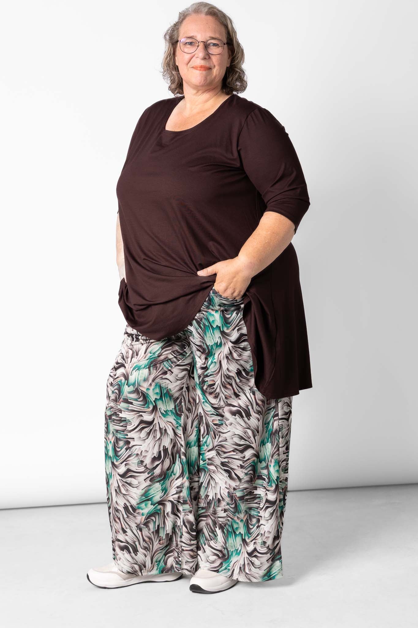 Wijde Broek Judith met Zakken | Espresso Breeze | Travelstof | binnenbeenlengte 74cm