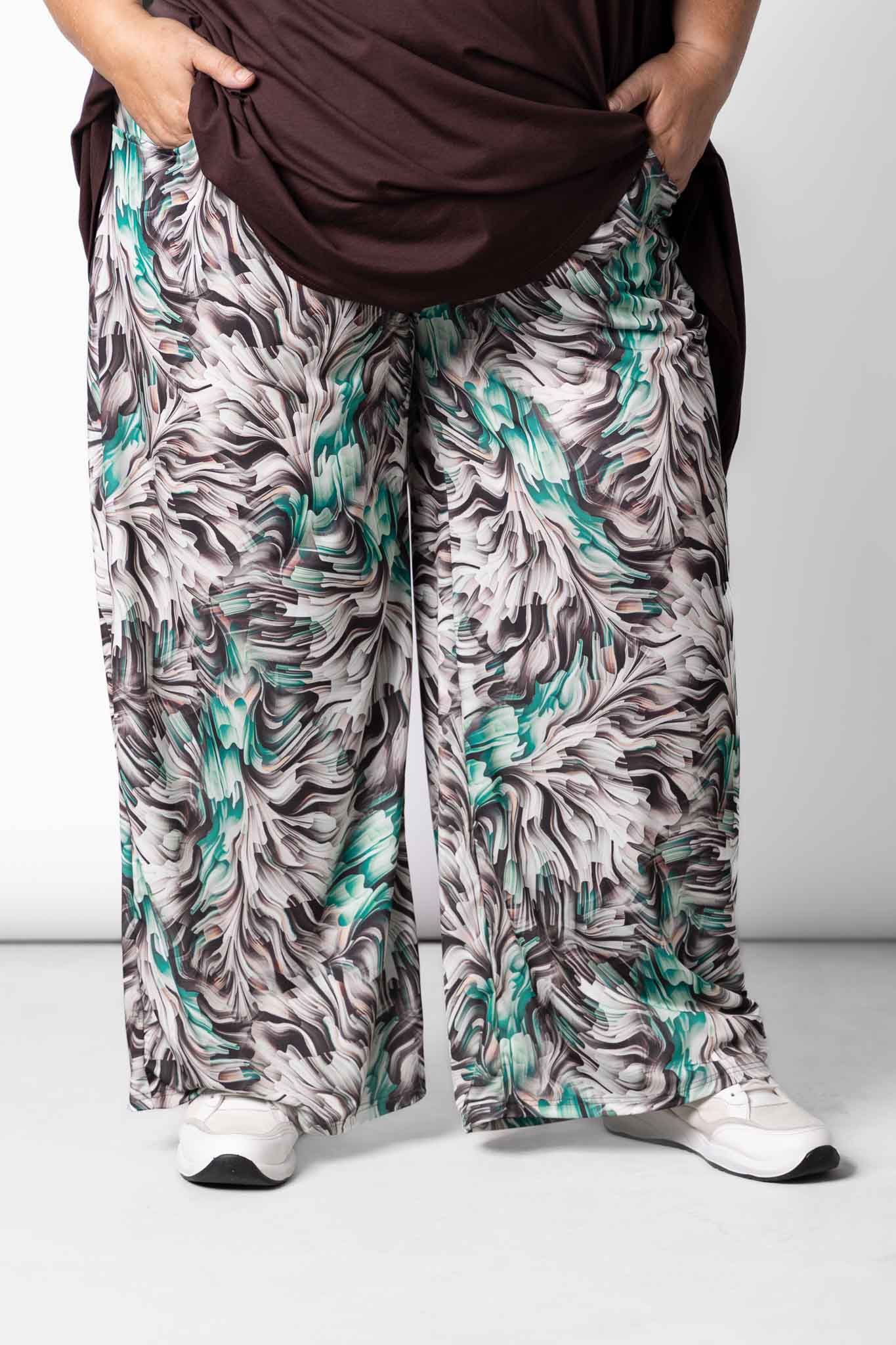 Wijde Broek Judith met Zakken | Espresso Breeze | Travelstof | binnenbeenlengte 74cm