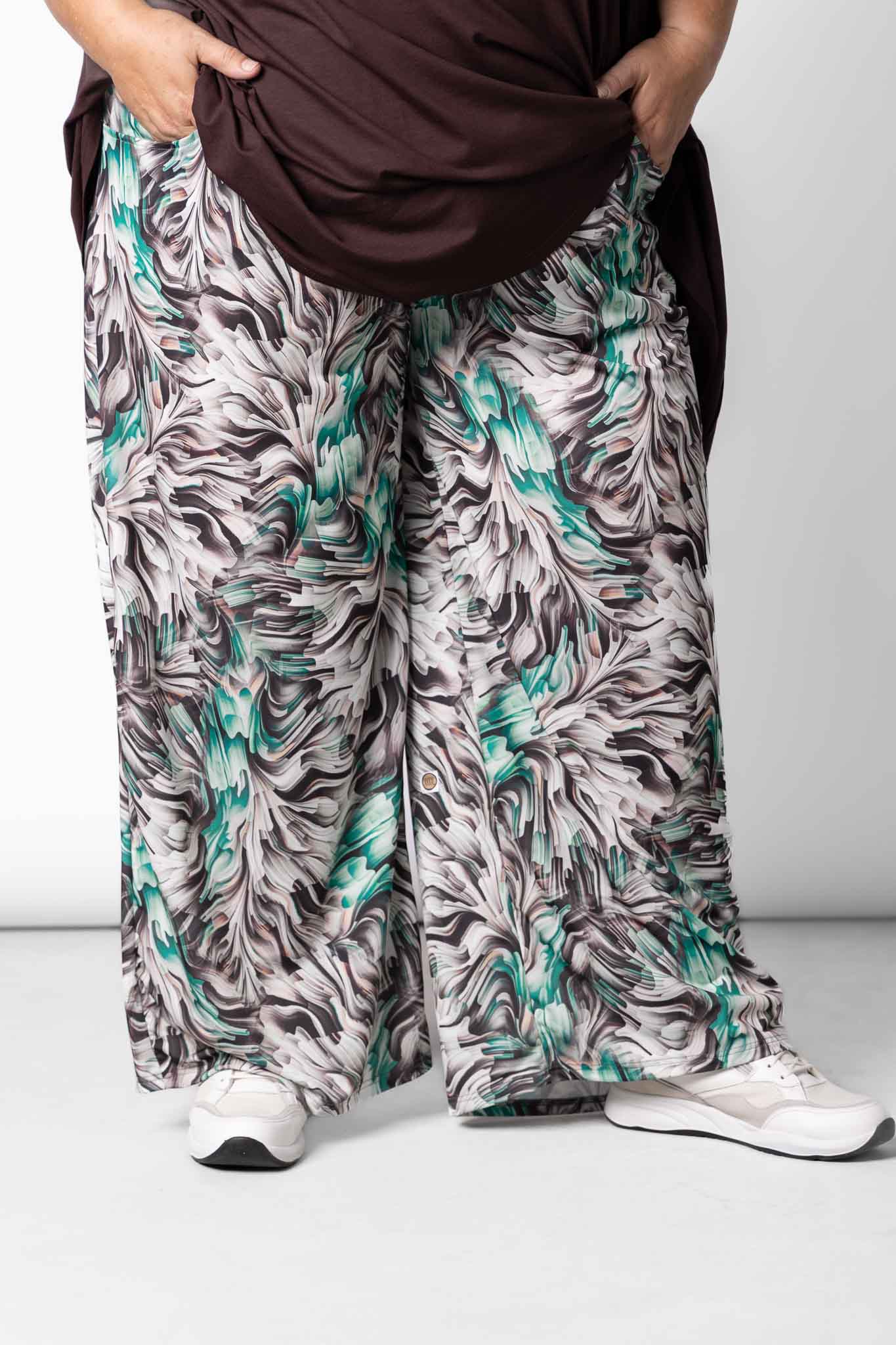 Wijde Broek Judith met Zakken | Espresso Breeze | Travelstof | binnenbeenlengte 74cm